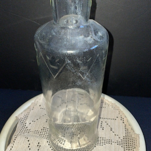 Vintage Arrow Clear Glass Liquor Bottle Embossed Design - Picture 3 of 7